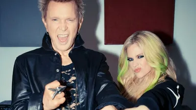 La vidéo du retour de Billy Idol, en duo avec Avril Lavigne, pour "77"
