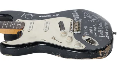 Une guitare par Kurt Cobain vendue 60 fois son prix 