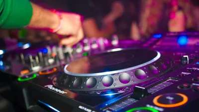 Top 100 DJs : découvrez qui est le meilleur DJ au monde !