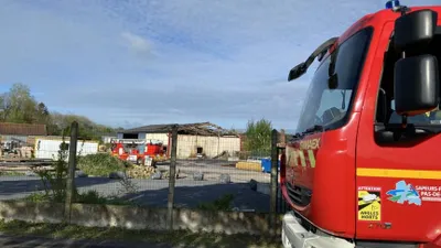 Auxi -le-Château: Un entrepôt ravagé par un incendie 