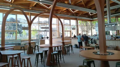 EN IMAGES. A Laval, les commerçants des halles dans les starting...
