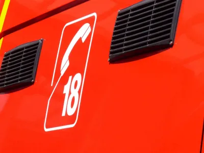 Une voiture termine sa course contre un lampadaire