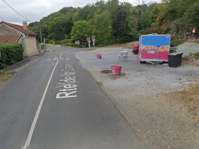 Une voiture percute un poteau à vive allure