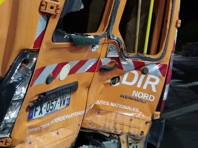 Un fourgon de la DIR Nord percuté par une camionnette