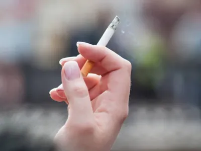Hausse du prix, zones non-fumeur, le gouvernement dévoile son...