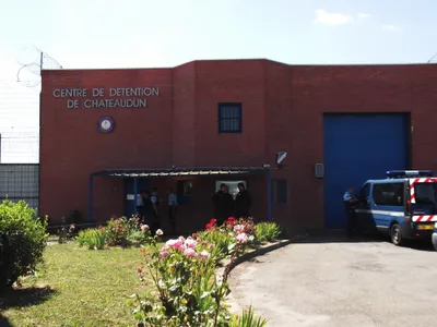 Attaques contre des prisons en France : pas d'incident au centre de...