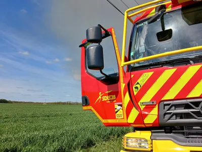Une fuite de gaz s'enflamme dans un champ