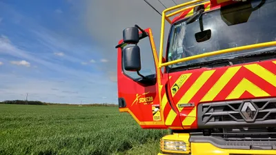 Une fuite de gaz s'enflamme dans un champ