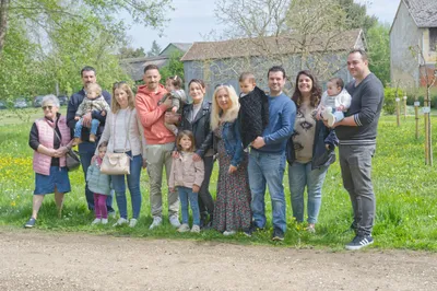 Enfant et arbre unis pour la vie à Illiers-Combray