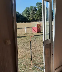 Porte fracturée et télévision volée au stade de foot à Marboué