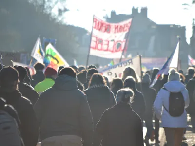 🔊 Sans gouvernement et pourtant dans la rue !