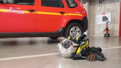 Une voiture en flamme sur la déviation de Châteaudun