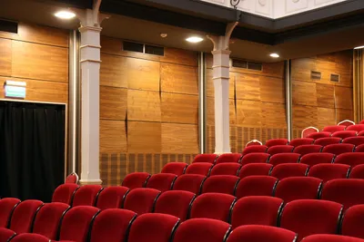 La Compagnie de théâtre La Lune blanche dit « Bonjour » à la Maison...