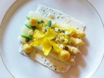 Asperges blanches et œufs mimosa aux deux mayonnaises d’Alsace