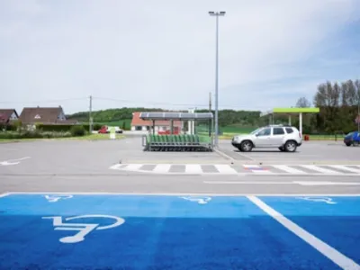 Alors qu’elle terminait de ranger ses courses, une femme a été...
