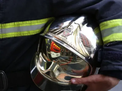 À l’affût sur les hauteurs, les pompiers guettent les signes de feu...