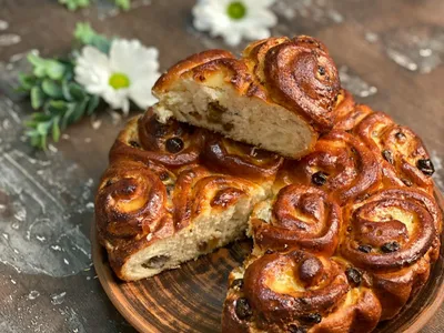 Brioche roulée aux raisins secs