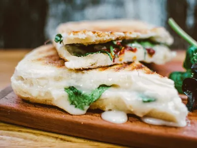 Sandwich au pesto d’épinards maison et poulet
