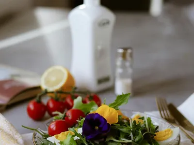 Salade de roquette, œufs durs et magret de canard