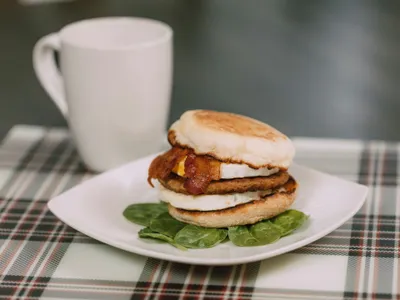 Sandwich anglais pour le brunch à la saucisse, œuf et bacon