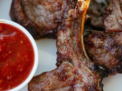Côtelettes d'agneau marinées au barbecue 