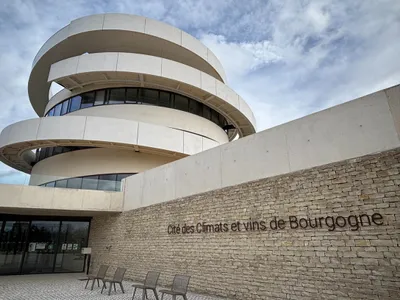 La Cité Climats et Vins de Beaune : Épicentre de la Viticulture...
