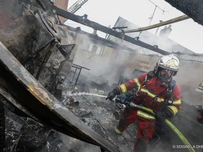 Un bâtiment dévasté par les flammes à Crèvecoeur-le-Grand