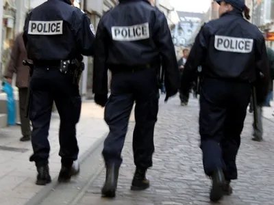 Deux hommes ivres s’en prennent à une patrouille de police près de...