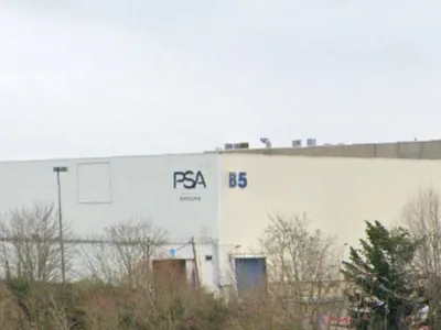 Des salariés inquiets de Stellantis Poissy manifestent devant le...