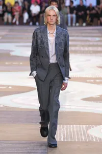 FG CHIC :  L'Heure Suspendue ou l’Odyssée Nocturne chez Louis Vuitton 