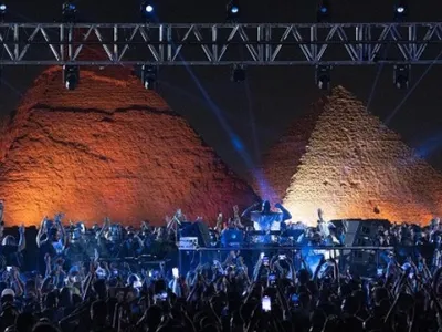 Carl Cox en live aux pieds des Pyramides de Gizeh 