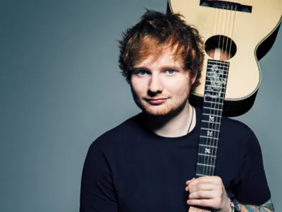 En plein procès, le chanteur a joué de la guitare pour clamer son...