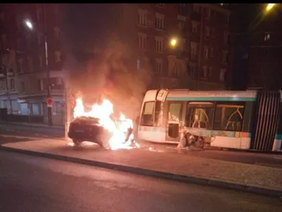 Ils percutent le tramway T3a qui déraille : la voiture prend feu