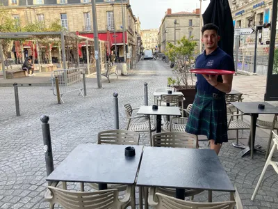 Bordeaux: une vidéo tournée sur une terrasse d'un PUB pendant une...