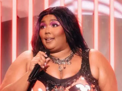 Lizzo poursuivie en justice : la chanteuse est accusée de...