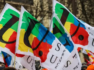 Un rassemblement à Toulouse en hommage à l'assistante d'éducation...