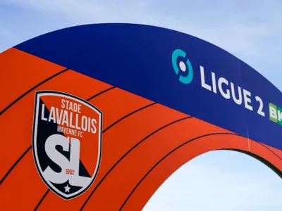 Mercato. Stade lavallois : à droite à gauche, Laval regarde et discute