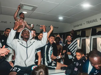 VIDEO. Angers Sco : la communion des joueurs et du public après le...