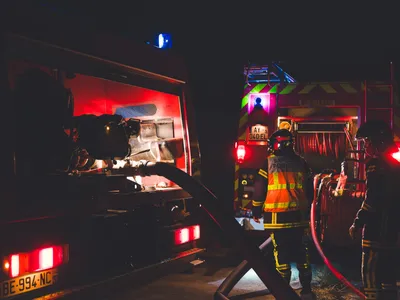 Laval. Un camion de tri sélectif s’embrase dans la nuit