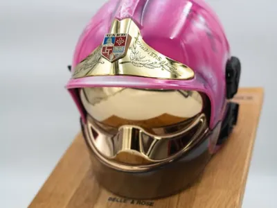 Gard : un casque de pompiers vendu aux enchères au profit d’Octobre...