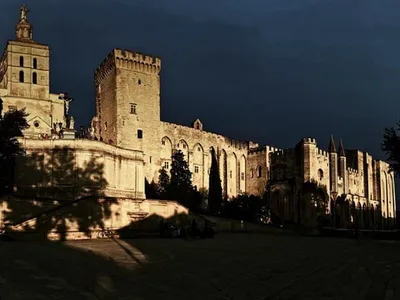 Idée sortie : des circuits nocturnes insolites pour visiter Avignon...