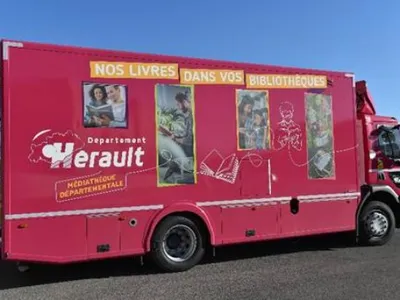Le bibliobus en tournée dans le Biterrois