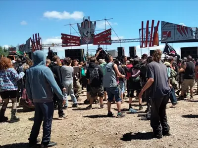Ce sont désormais 9 000 festivaliers qui participent à la rave...