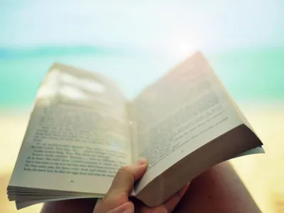 Lire les pieds dans le sable : les bibliothèques de plage...