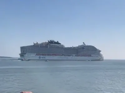 Saint-Nazaire fait ses adieux au géant des mers : le MSC World...