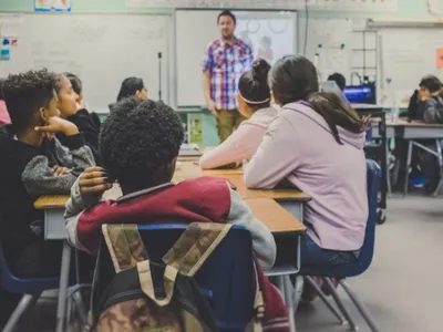 Rentrée scolaire : éducation à la sexualité, IA, réforme du brevet...