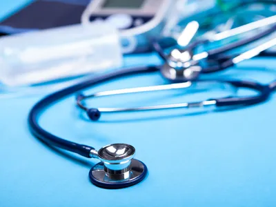 Mis en examen à Vannes, il exerce en Vendée comme médecin du travail