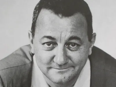 Coluche, 39 ans après : le rire, la révolte et la mémoire
