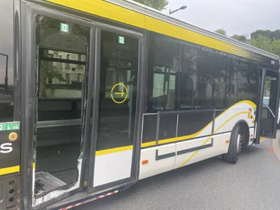 Blois : sur sa moto, il défonce la porte d’un bus