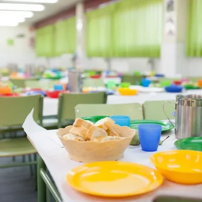 Cantines scolaires : plusieurs villes suppriment le thon des menus